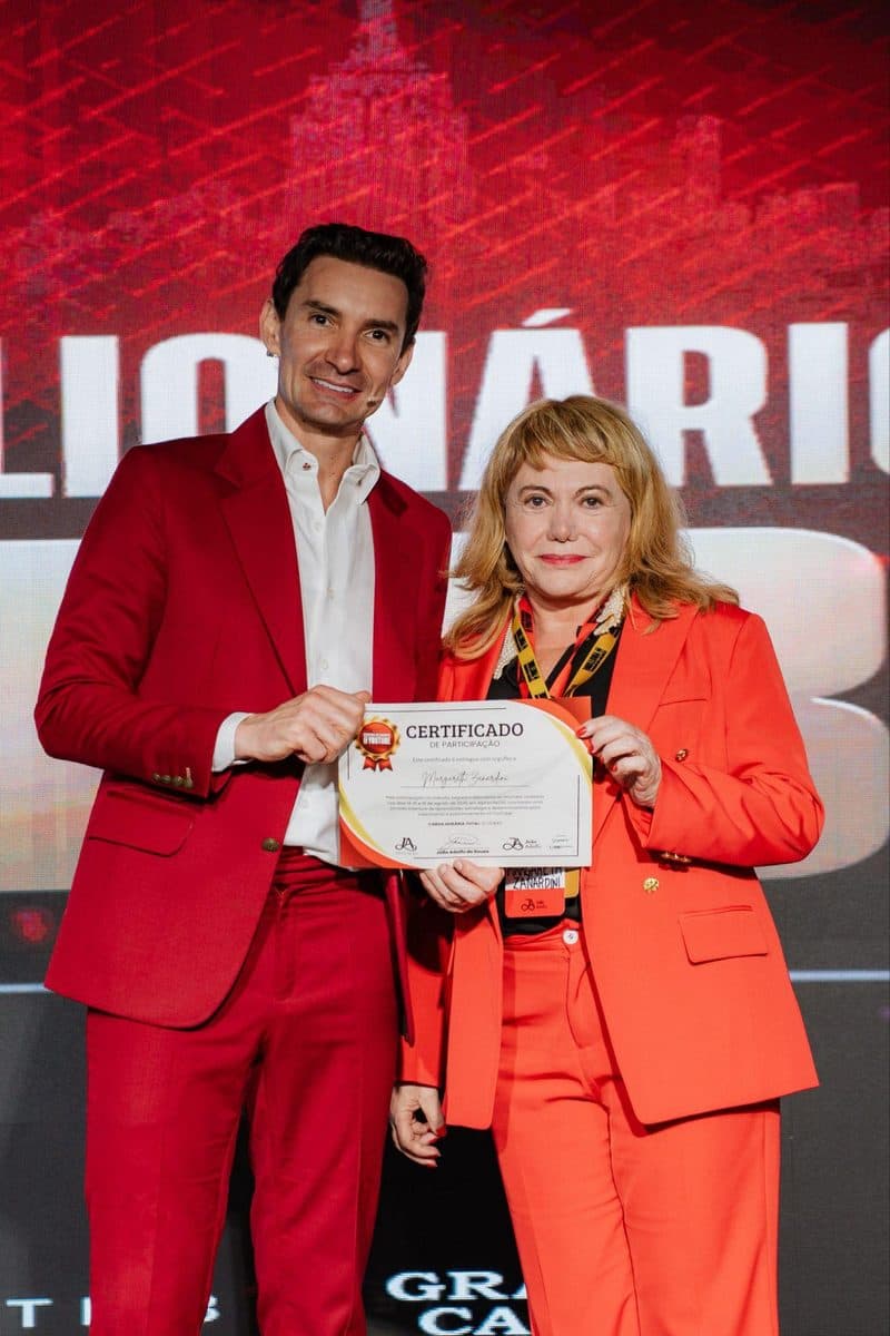 Margareth recebendo certificado ao lado do mentor João Adolfo